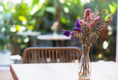 Ahşap masa üzerinde cam vazo güzel kurutulmuş çiçekler, restoran i