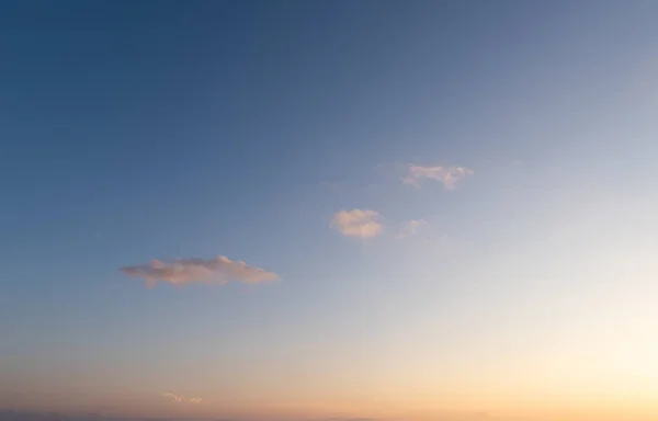 Pôr do sol dramático laranja nuvens azul céu fundo — Fotografia de Stock