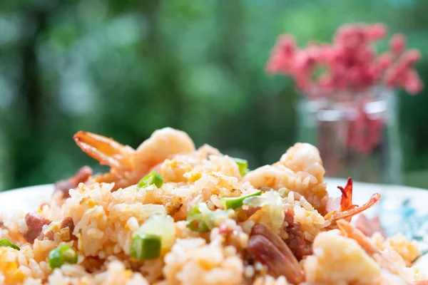 Delicioso arroz frito tailandés con camarones en mesa de madera con beaui —  Fotos de Stock