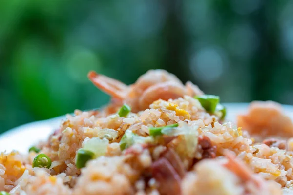 Delicioso arroz frito tailandés con camarones en mesa de madera con beaui —  Fotos de Stock