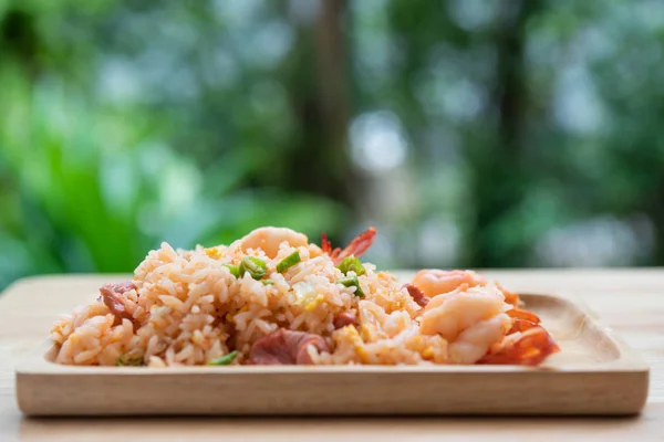 Вкусный тайский жареный рис с креветками на деревянном столе с боуи — стоковое фото