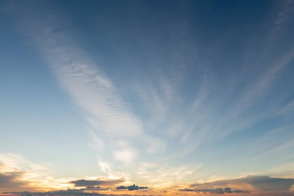 Pôr do sol dramático laranja nuvens azul céu fundo — Fotografia de Stock