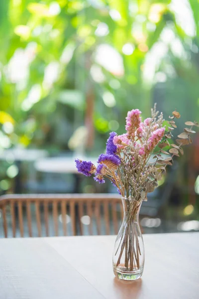 木製のテーブルの上のガラス花瓶の美しい乾燥した花、レストランi — ストック写真