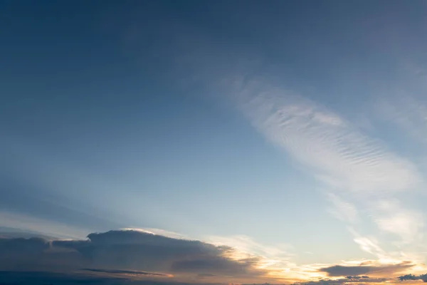 Günbatımı dramatik mavi gökyüzü turuncu bulutlar arka plan — Stok fotoğraf