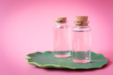Lotus yeşil üzerinde pembe pembe geri bırakın üzerinde gül sıvı sabun şişesi