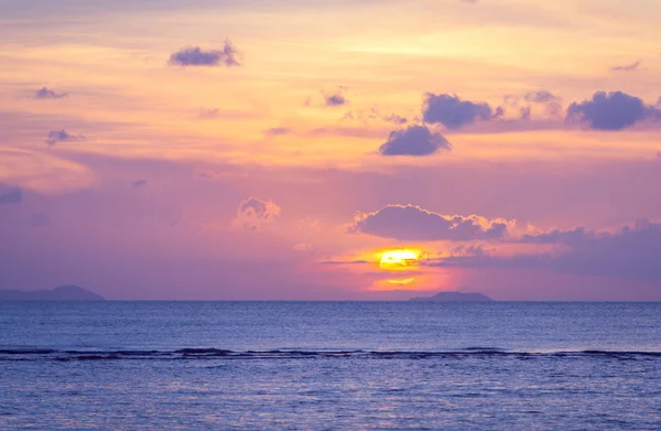 Hermosa puesta de sol de playa con mar azul y nubes de cielo de luz dorada —  Fotos de Stock