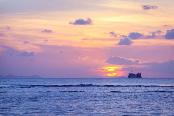 Hermosa puesta de sol de playa tropical con luces doradas de fondo, Ko —  Fotos de Stock