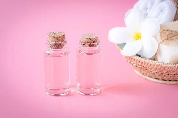 Spa mleko płyn butelka i mydło, piękne Plumeria kwiat, biały — Zdjęcie stockowe