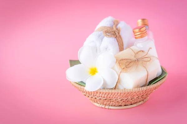 Spa conceito de bem-estar, rosa garrafa líquida, sabão de leite, toalhas brancas i — Fotografia de Stock