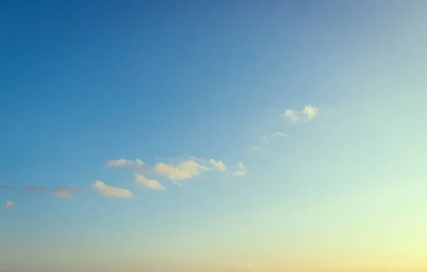 Pôr do sol dramático laranja nuvens céu fundo — Fotografia de Stock