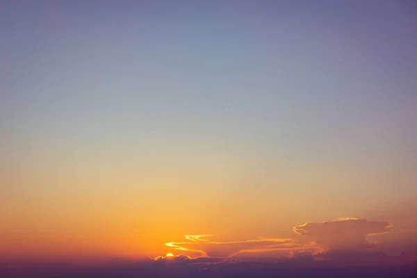 Günbatımı dramatik turuncu bulutlar mor gökyüzü arka plan — Stok fotoğraf