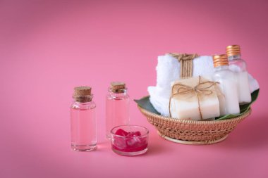 Kırmızı mum ile Spa Wellness kavramı, sıvı şişe gül, süt SOA