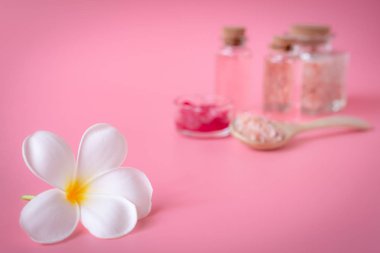 Spa Wellness kavramı, beyaz Plumeria çiçek, kırmızı mum, deniz tuzu 
