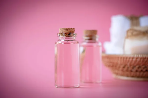 Spa Wellness z butelką z olejkiem różanym, mydło w mleku, biały ręcznik w woodzie — Zdjęcie stockowe