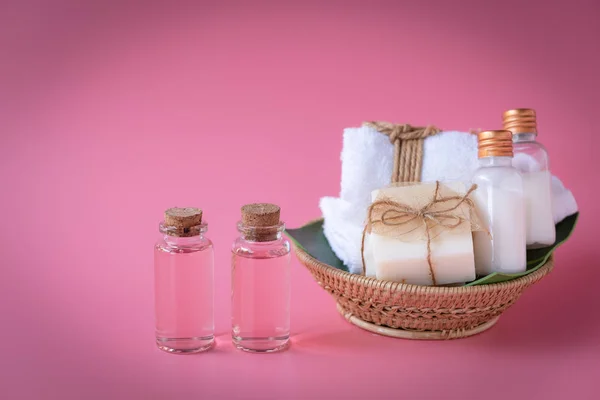Koncepcja Spa Wellness, butelka z różowym płynem, mydło do mleka, białe ręczniki i — Zdjęcie stockowe