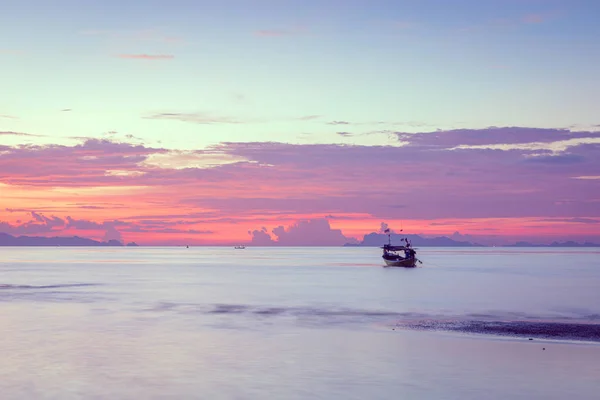 Панорамный тропический фиолетовый морской закат с золотым — стоковое фото