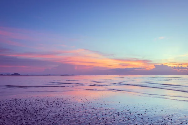 Güzel tropikal pembe mavi deniz günbatımı ve sarı bulutlar baclg — Stok fotoğraf