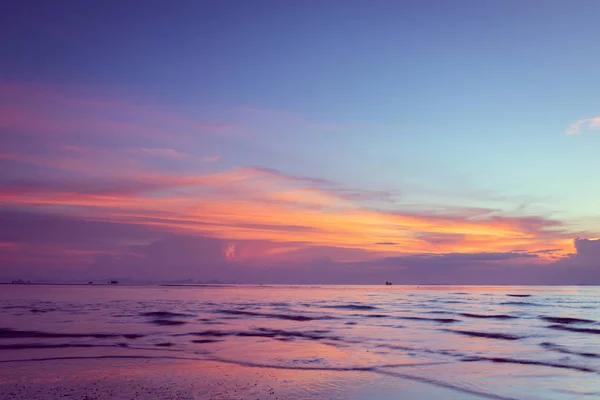 Beautiful tropical pink blue sea  sunset and yellow clouds baclg — Stock Photo, Image