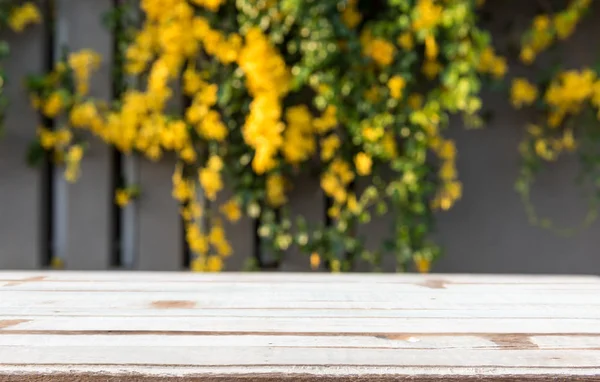 Mesa de madera vintage con hermosas flores amarillas y verde — Foto de Stock