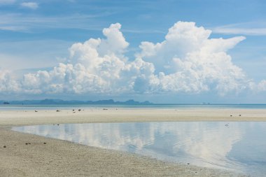 Yaz mevsimi parlak mavi deniz göğü beyaz bulutlar arka plan