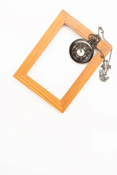 Mooie zakhorloge en houten frame geïsoleerd op witte backgr — Stockfoto