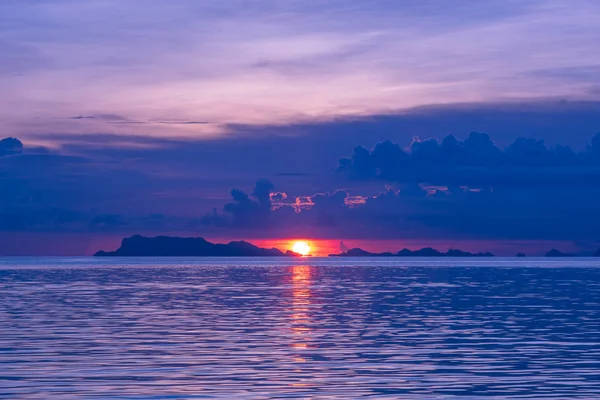 トロピカルピンクの青い海の夕日とイェルと美しい大きな夕日 — ストック写真