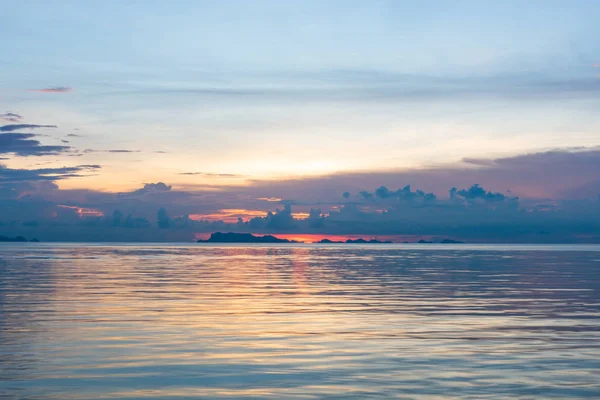 Hermosa puesta de sol de mar azul rosado tropical y nubes amarillas baclg —  Fotos de Stock