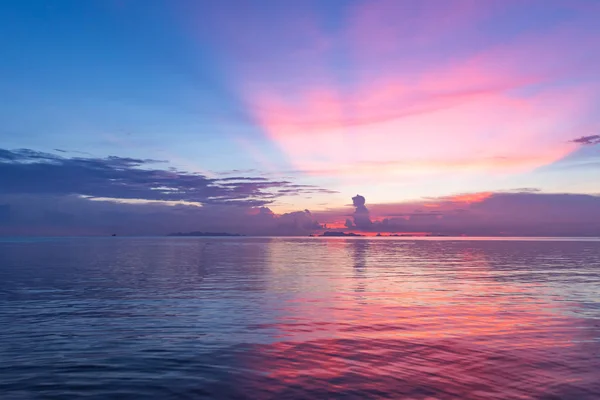 Prachtige tropische roze blauwe zee zonsondergang en gele wolken ACHTERG — Stockfoto