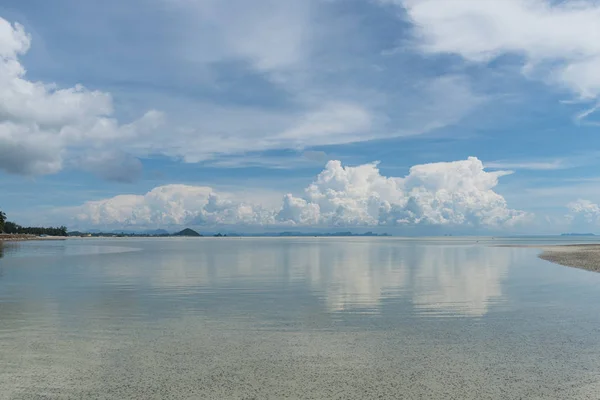 Zomer zeegezicht helder blauw zee lucht wit wolken achtergrond — Stockfoto