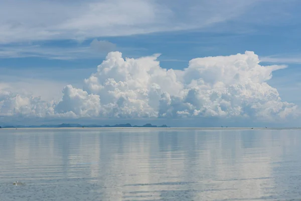 Escenario marino de verano azul brillante cielo marino nubes blancas fondo — Foto de Stock