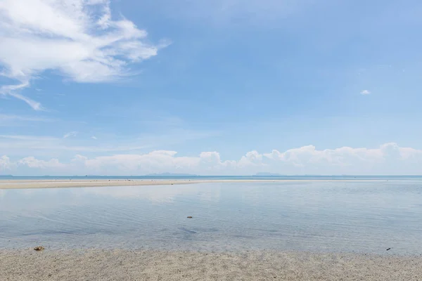 Летний морской пейзаж ярко-голубое море небо белый фон облака — стоковое фото