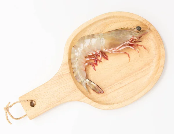 Camarão grande cru fresco, jogo do camarão na bandeja de madeira isolada no branco — Fotografia de Stock