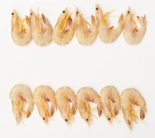 Camarões frescos em bruto, camarões isolados sobre fundo branco, vista superior — Fotografia de Stock