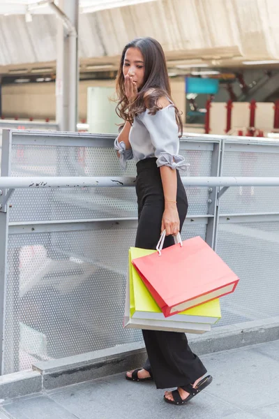 Renkli kağıt torbalar ile güzel uzun tüyleri asya kız 