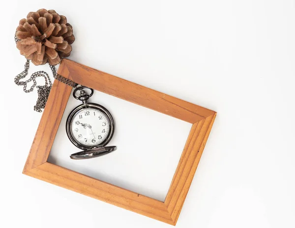 Relógio de bolso bonito, cones de pinheiro e moldura de madeira isolada em w — Fotografia de Stock