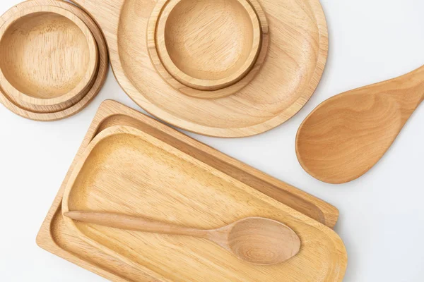 Dřevěná pultík, miska a lžíce nádobí izolované na bílém pozadí — Stock fotografie