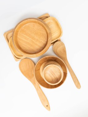 beyaz backgroun izole ahşap tepsi, kase ve kaşık bulaşık