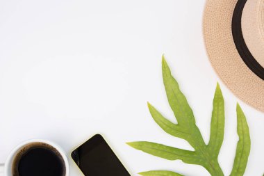 Cep telefonu, kahve fincanı, yeşil yaprakları ile Workspace compositon 