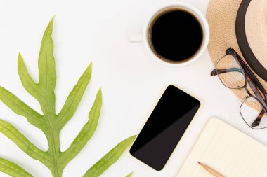 Klavye, telefon, kahve fincanı, dizüstü bilgisayar, göz ile Workspace compositon