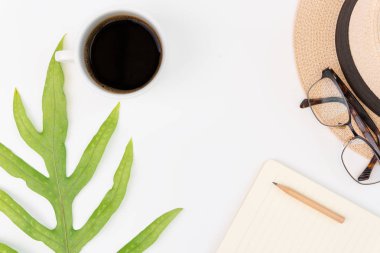 Dizüstü bilgisayar, kahve, gözlük, yeşil yaprak ve pa ile Ofis çalışma alanı