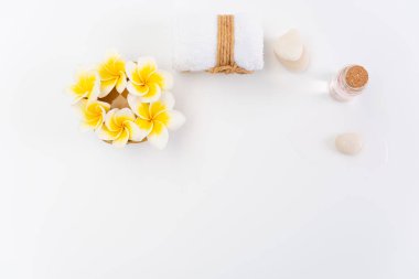 Spa konsepti, beyaz havlu, gül sıvı sabun, Plumeria çiçek ve ze
