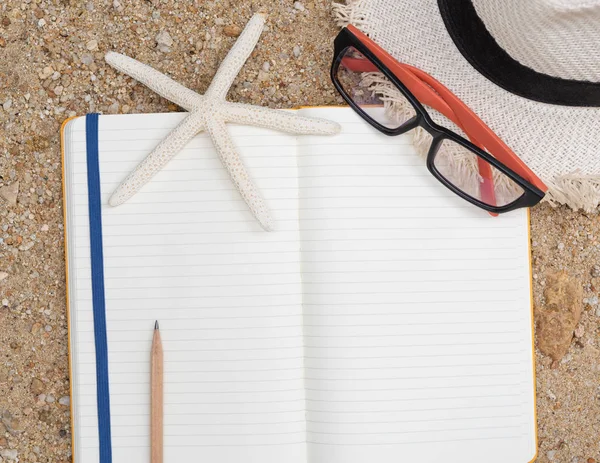 Zomer strandvakantie met laptop, zonnebril, Panama hoed, starfis — Stockfoto