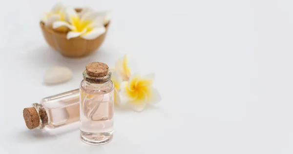 Spa sağlıklı yaşam konsepti, gül sıvı şişe sabun, beyaz taş ve bea — Stok fotoğraf