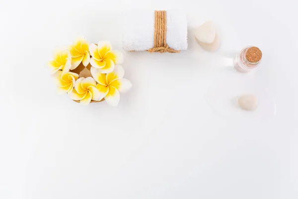 Spa concept, witte handdoeken, Rose vloeibare zeep, Plumeria bloem en ze — Stockfoto