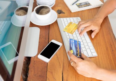 İnternet bankacılığı için bilgisayar ile el tutma kredi kartı ve 