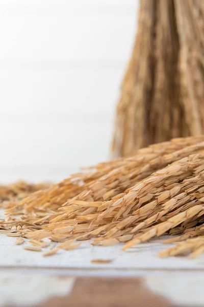 Bouquet dry  ear of rice Thai jusmine on wood table. — Stock Photo, Image