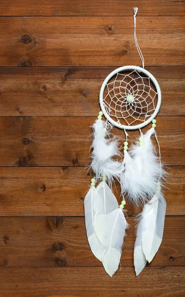 Attrape-rêves blanc sur fond en bois, pose plate — Photo