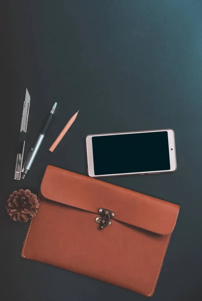 Espacio de trabajo con teléfono móvil, bolsa de cuero, pluma, lápiz y acero inoxidable —  Fotos de Stock