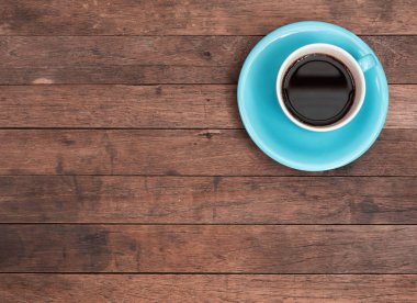 Grunge ahşap masa üst arka plan üzerinde Mavi kahve fincanı, üst görünüm w