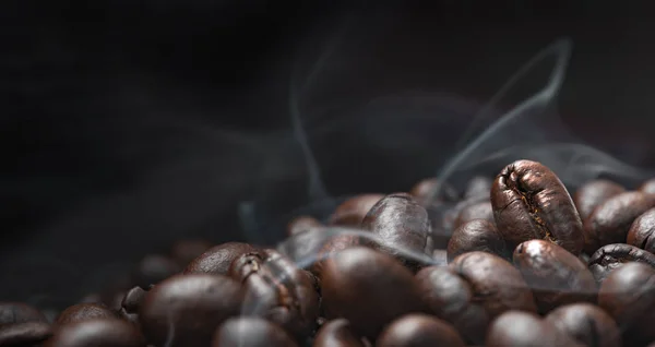 Aroma chicchi di caffè torrefatto con fumo che sale su backgroun scuro — Foto Stock